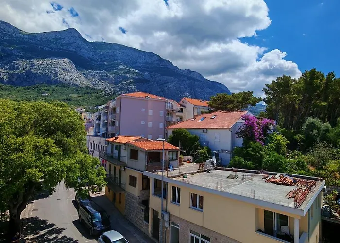 Domina * Μακάρσκα